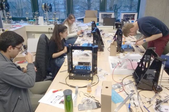 FabLab users at TUHH experimenting