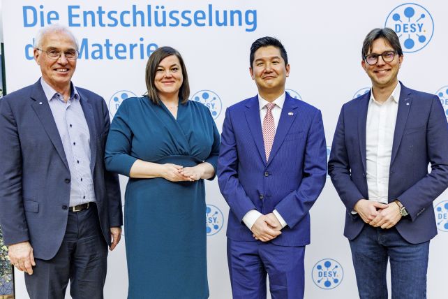 © Axel Heimken: Katharina Fegebank, Second Mayor and Science Senator of the City of Hamburg, with representatives of DESY and DPI