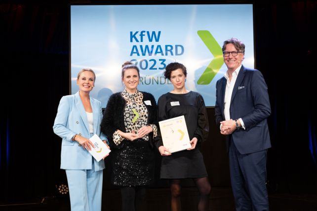 © Jonas Wresch: Janna Linke (presenter of the ceremony),  Dr Diana Knodel and Vanessa Bischof from fobizz and Stefan Wintels (Chairman of the KfW Board)