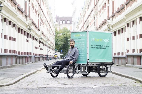 Emilio von recylclehero auf einem E-Lastenrad