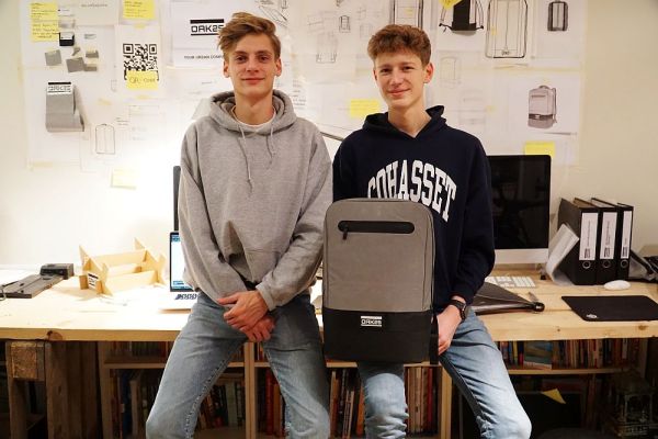 ©Mathias Jäger/Hamburg Startups: Jacob Leffers and Emil Woermann 2019 with the first model of OAK25.