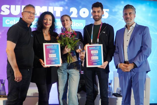 © Mathias Jäger/Hamburg Startups: award ceremony for Qdrant with Evgeniya Sukhodolskaya (center)