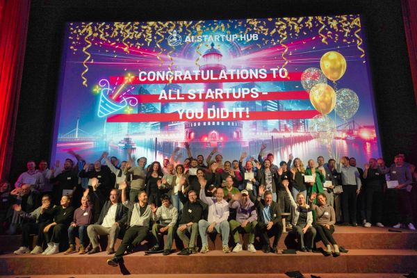 © Mathias Jäger / Hamburg Startups: group picture of the last graduation pitch of AI.STARTUP.HUB