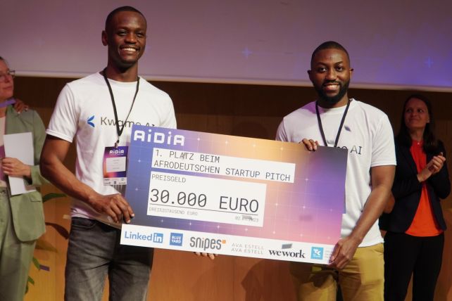 © Mathias Jäger/Hamburg Startups: Victor Kumbol and Dr. George Jojo Boateng of Kwame AI won the AiDiA founder pitch