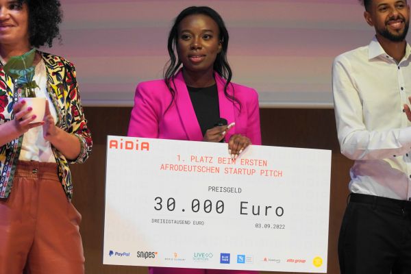 © Mathias Jäger/Hamburg Startups: Augustina B. Busiah of Oheema Green Housing with the winner's check