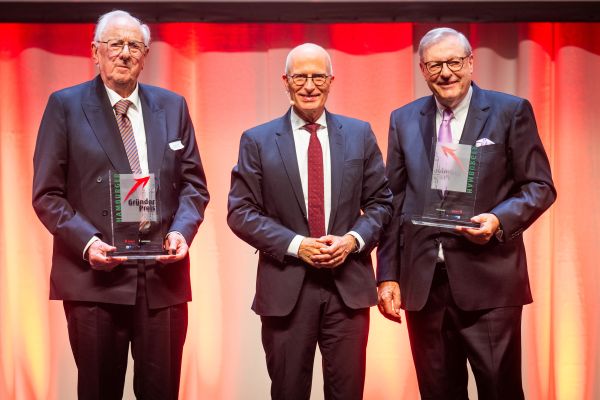 © Romanus Fuhrmann: Claus A. Seif (left) and Wolfgang Dede (right) of SUND Group with Hamburg's First Mayor Dr Peter Tschentscher