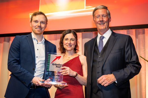 © Romanus Fuhrmann: Benjamin Dose and Angela Rélogio (TimeTeller) and Dr. Harald Vogelsang (Hamburger Sparkasse)
