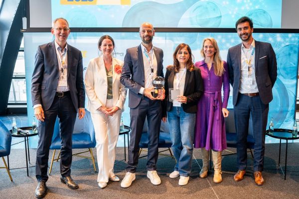© Kevin Winiker: elementarhy, represented by Arne Birth and Zahra Nasri (centre), wins the H2-Age Award 2025