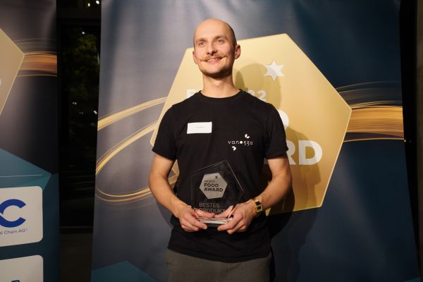 © Mathias Jäger/Hamburg Startups: Nico Hansen, founder of Vanozza, is the winner of the FIC 2022 FOOD AWARD