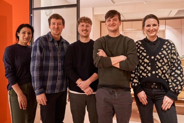 © fobizz: Jeyran Sanee-Khonsari, Frederik Dietz and Diana Knodel (far right) from fobizz with Marius Lindenmeier and Felix Weiß from to teach