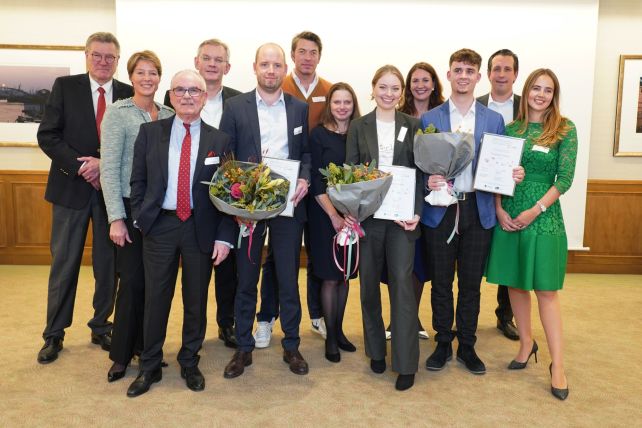 © Mathias Jäger / Hamburg Startups: group picture of Gunnar-Uldall-Wirtschaftspreis 2023