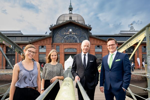 © Haspa: The winners are Johanna Baare and Dr. Anne Lamp of traceless materials, Dieter Becken and Philipp Nerbe of nerbe plus.