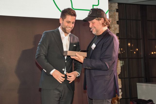 © Deloitte: Benny Bennet Jürgens of Nect receives his award from Daniel Könnecke of Deloitte