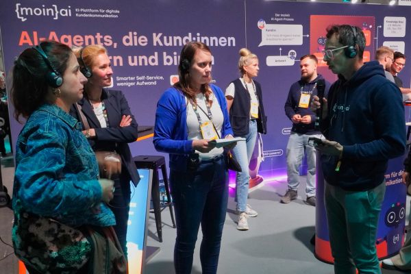 © Mathias Jäger / Hamburg Startups: the guided tour of of the Startup-Unit at the booth of moinAI