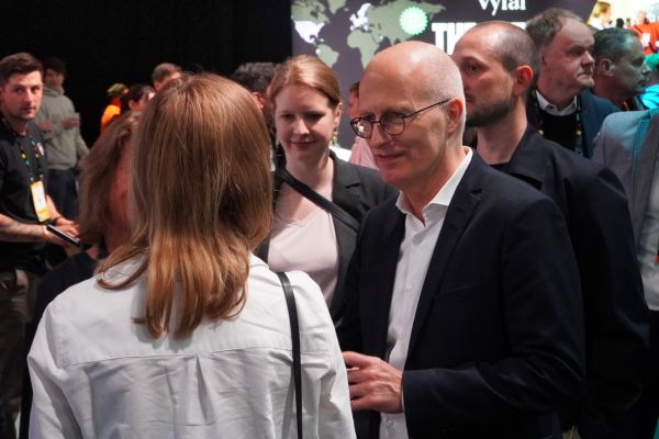 © Mathias Jäger / Hamburg Startups: Hamburg's First Mayor Dr. Peter Tschentscher at the booth of Startup City Hamburg