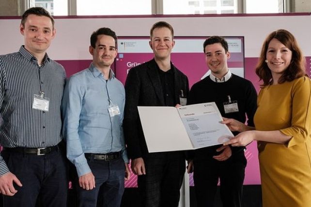 © Wolfgang Borrs: Dr. Matthes Koch, Dr. Nikolai Heinrichs, Dr. Nils Roemer and Dr. Markus Mickein from PLANNINGIO receive the award from Dr. Anna Christmann, Bundestag Commissioner for Digital Economy & Startups.
