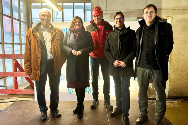 © BWFGB:  Helmut Dosch (Chairman of the DESY Board of Directors) Katharina Fegebank (Senator for Science), Johannes Schrenker (Foreman of Riedel Bau), Arik Willner (Acting DESY Administrative Director) and architect Matthias Latzke (HPP Architekten)