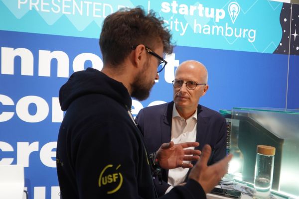 © Mathias Jäger/Hamburg Startups: Andrew Osadchyi, founder of Melt Water Club, and Peter Tschentscher, First Mayor of Hamburg