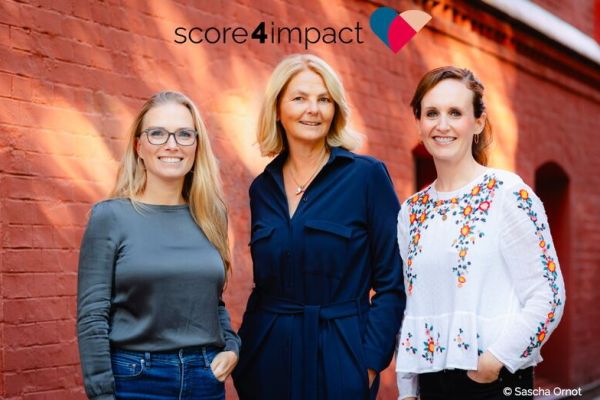 © Sascha Ornot: Tatjana Kiel, Ana-Cristina Grohnert and Nina Paul, the founders of Score 4 Impact