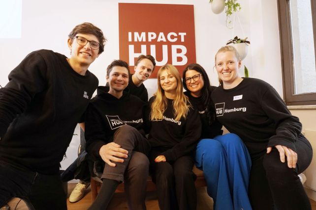 © Mathias Jäger/Hamburg Startups: Sascha Erben (Managing Director 105 VIERTEL) an the team of Impact Hub Hamburg - Timon Matzura (Program Manager), Victor Büchner (Programs & Community), Madhu Barneföhr (Communication & Events), Lena Bücker (Co-Managing Director) and Birte Prinzhorn (Co-Managing Director)