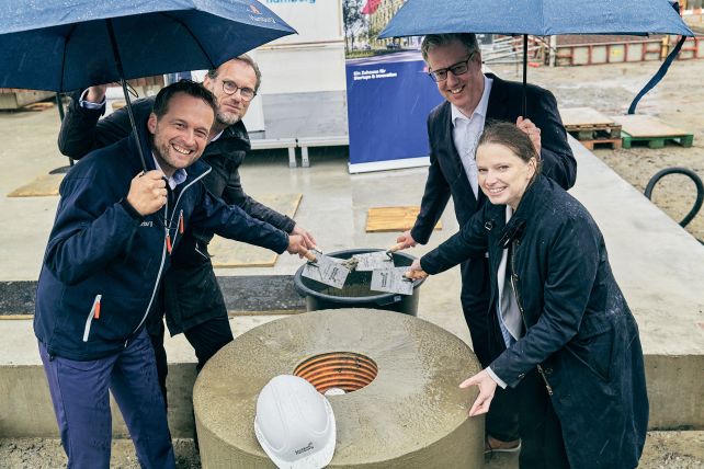© Stefan Groenveld: Dr. Rolf Strittmatter (Hamburg Invest) Dr. Andreas Kleinau (HafenCity Hamburg) Björn Oellrich (ADK Modulraum) and Dr. Melanie Leonhard (Senator for Economics and Innovation)