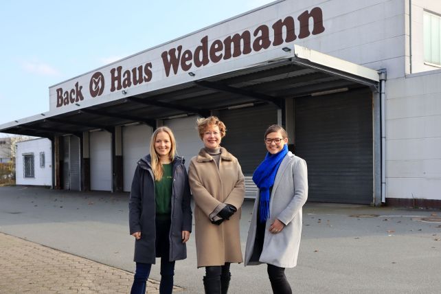 © traceless: the founders Anne Lamp (left) and Johanna Baare (right) with previous owner Franziska Wedemann