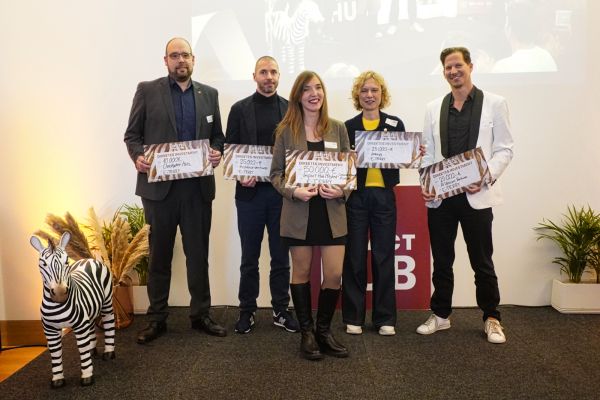 © Mathias Jäger/Hamburg Startups: Martha Webzel (centre) of E-TERRY with her investors