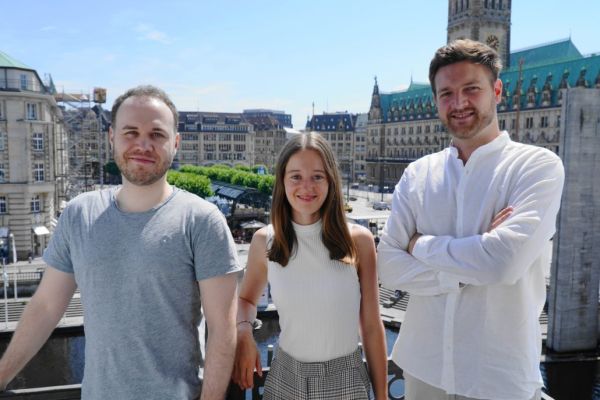 © Mathias Jäger/Hamburg Startups: the founders of ai-omatic, Dario Ramming, Lena Weirauch and Felix Kraft.