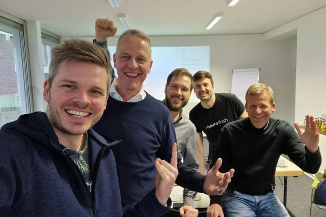 © neuroflash: The team is happy about the financing round.