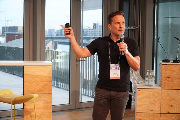 © Mathias Jäger/Hamburg Startups: Frank Seeger, CEO of CO2OPT pitching at the EXPO of Plug and Play