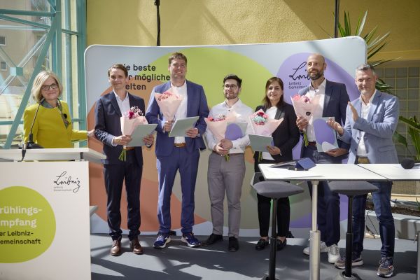 © Leibniz-Gemeinschaft: the team of elementarhy with Leibniz president Martina Brockmeier (left) and Marco Winzer (High-Tech Gründerfonds) at Leibniz-Gründungspreis