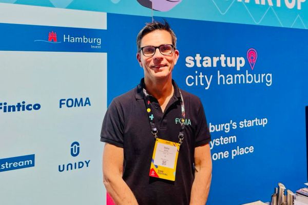 © FOMA: Stephan Schuller at the OMR stand of Startup City Hamburg