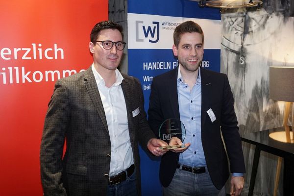 © Hamburg Startups: Carlo Ulbrich and Benny Bennet Jürgens, founders of Nect, with the Gründergeist award