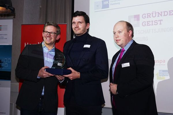 © Mathias Jäger/Hamburg Startups: Dr. Christian Königsheim and Dr. Roger Gothmann of Taxdoo recieve their Gründergeist award from Michael Lehmann of the consultancy BRL.