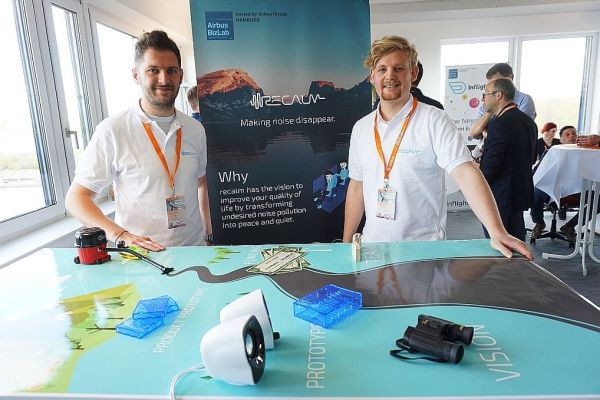© Mathias Jäger/Hamburg Startups: Lukas Henkel and Marc von Elling presented recalm at the Airbus BizLab.