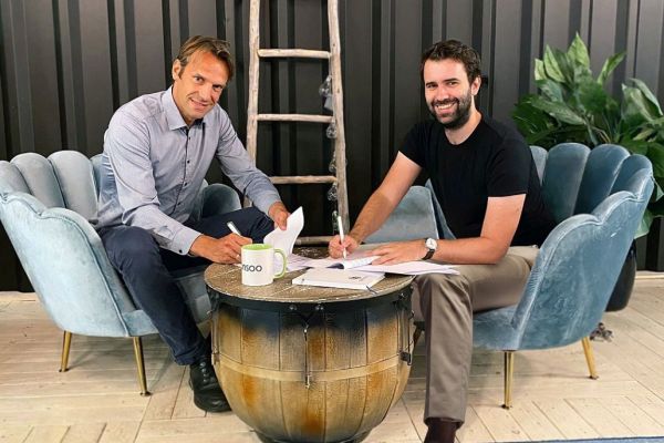 © Sponsoo: Oke Hansen, Managing Director of VR Projektverwaltung, and Andreas Kitzing sign the investment contract.