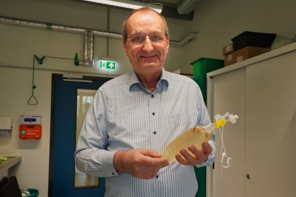 © Mathias Jäger/Hamburg Startups: Dr Michael Schreiber with a bag of cerebrospinal fluid