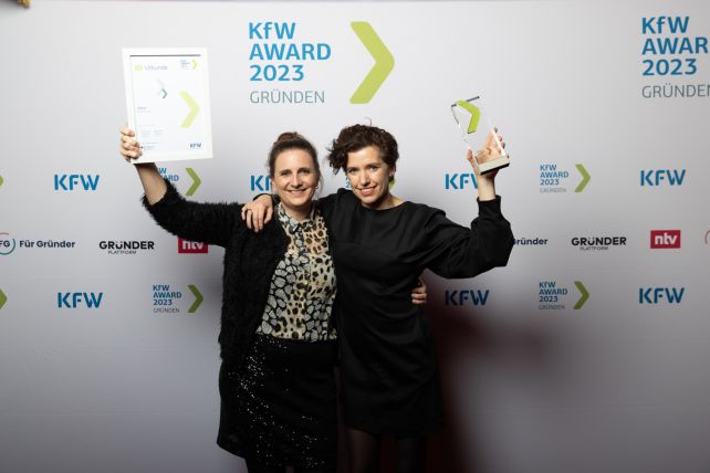 © Jonas Wresch: Dr Diana Knodel and Vanessa Bischof from fobizz won the KfW Award Gründen 2023.
