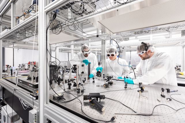 ©Angela Pfeiffer: Scientists in the DESY laboratory