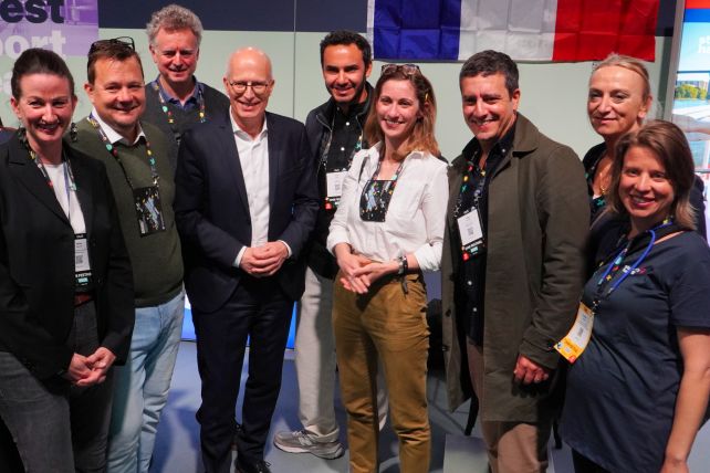 © Mathias Jäger / Hamburg Startups: Hamburg's First Mayor Dr. Peter Tschentscher at the booth of Startup City Hamburg